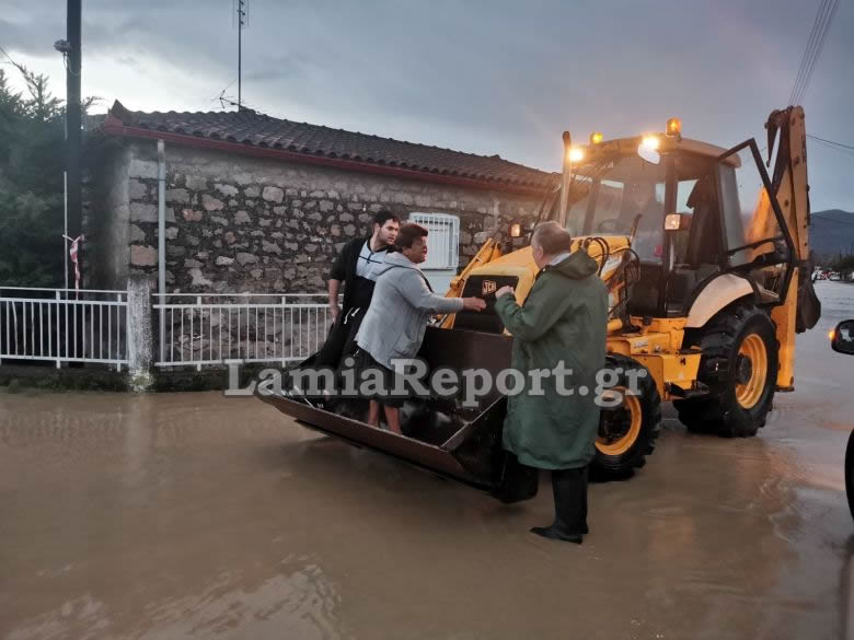 Λαμία: Πλημμύρισε ο Σπερχειός – Εκκενώνεται το χωριό Κόμμα (video – εικόνες)