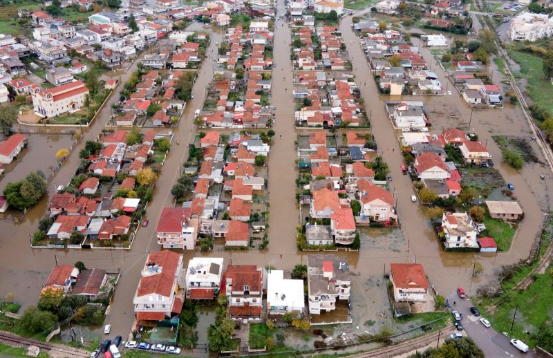 Αγρίνιο: Εκκενώνεται οικισμός – πλημμύρες σε όλο το νομό (video)