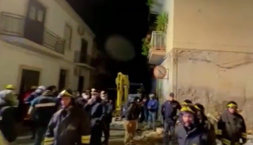 Iταλία: Δύο νεκροί και επτά αγνοούμενοι μετά την κατάρρευση πολυκατοικίας στη Σικελία