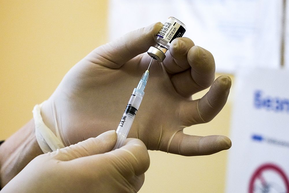 FDA: «Ναι» στις ενισχυτικές δόσεις εμβολίων για τα άτομα 16 και 17 ετών λόγω «Όμικρον»