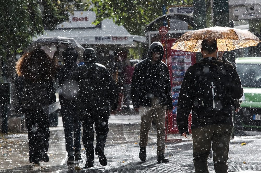 Καιρός: Νέα επιδείνωση με βροχές από Δευτέρα – Πού θα σημειωθούν πυκνές χιονοπτώσεις