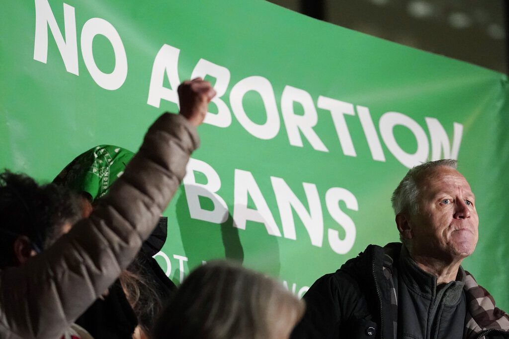 ΗΠΑ: Το Ανώτατο Δικαστήριο απειλεί το δικαίωμα της άμβλωσης