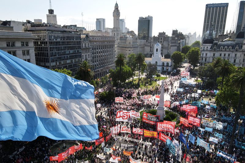 Aργεντινή: Δεκάδες χιλιάδες στον δρόμο εναντίον της νέας συμφωνίας με το ΔΝΤ