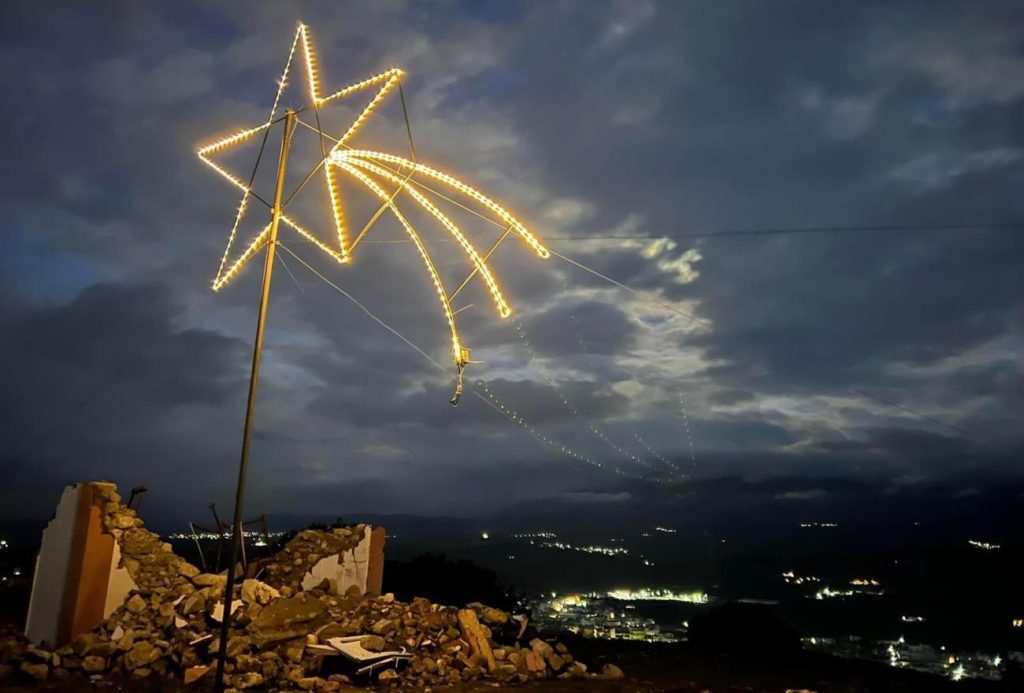 Μήνυμα αισιοδοξίας για το σεισμόπληκτο Αρκαλοχώρι – Άναψαν το αστέρι των Χριστουγέννων