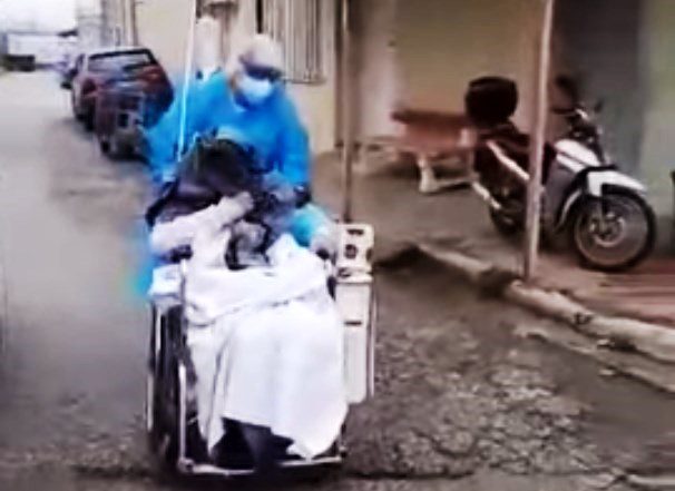 Καταγγελία ΠΟΕΔΗΝ: Ασθενείς covid με πυρετό και πνευμονία μεταφέρονται μέσα στη βροχή (Video)