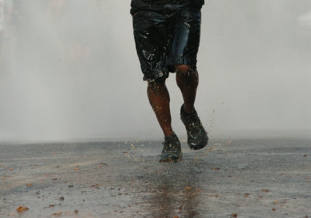 Τρέξιμο στη βροχή: Τι να προσέξετε, τι να φορέσετε
