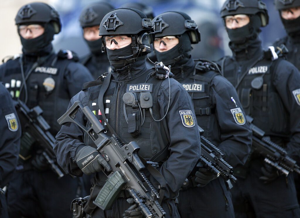 Γερμανία: Επιδρομές της αστυνομίας σε σπίτια αντιεμβολιαστών μετά από απειλές στον πρωθυπουργό της Σαξονίας