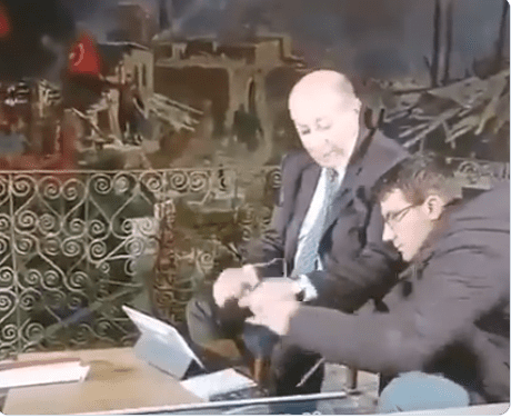 Σάλος στην Τουρκία: Δημοσιογράφος εκνευρίστηκε και χαστούκισε τεχνικό σε ζωντανή μετάδοση (Video)