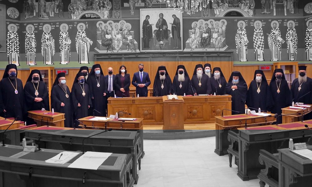 Κράτος παπάδων κι αστυνομικών