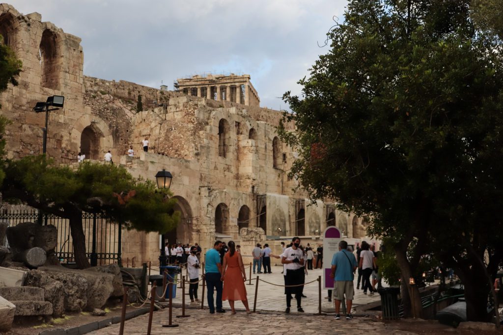 Η κυβέρνηση πετά εν μία νυκτί το 1/3 των εργαζομένων του Φεστιβάλ Αθηνών & Επιδαύρου στο δρόμο