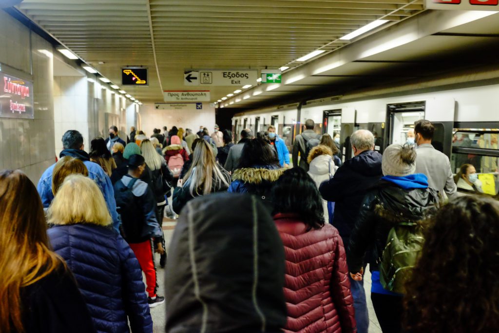 Πάρτι κάνει ο κορονοϊός στα μέσα μεταφοράς – Νέες εικόνες συνωστισμού στο μετρό (Photos)