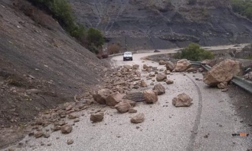 Επέλαση κακοκαιρίας: Υπερχείλισαν ποτάμια στην Ηπειρο, κλειστοί δρόμοι στα Τρίκαλα