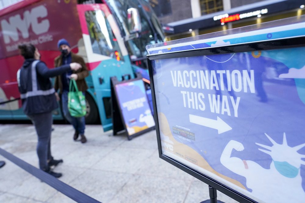 ΗΠΑ-κορονοϊός: Νέα έξαρση κρουσμάτων έναν χρόνο μετά την έναρξη των εμβολιασμών