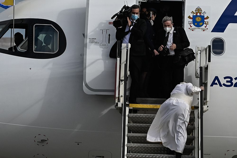 Σκόνταψε ο Πάπας Φραγκίσκος όταν έμπαινε στο αεροπλάνο (Video)