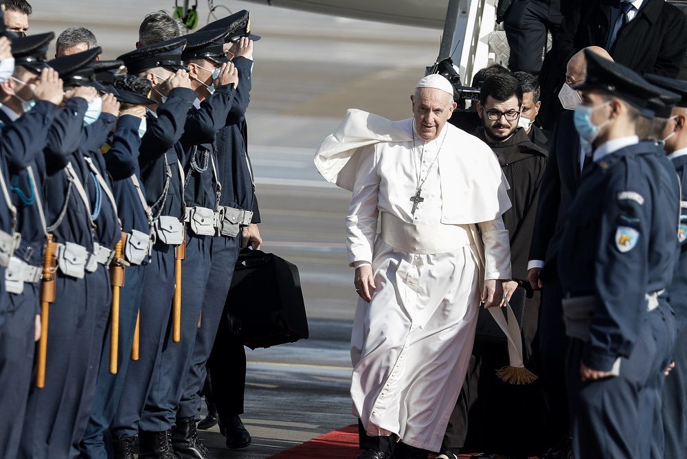 Στην Αθήνα έφτασε ο Πάπας Φραγκίσκος – Όλο το πρόγραμμα της επίσκεψης (Photos/Video)