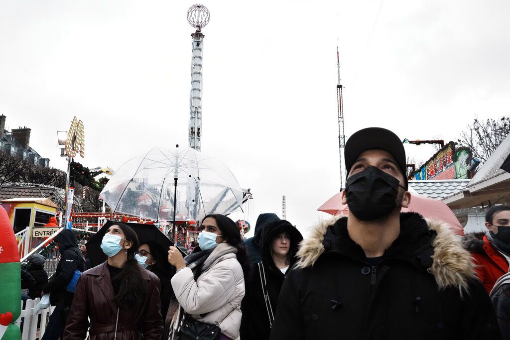 Γαλλία: Υποχρεωτική και πάλι η μάσκα στους δρόμους του Παρισιού