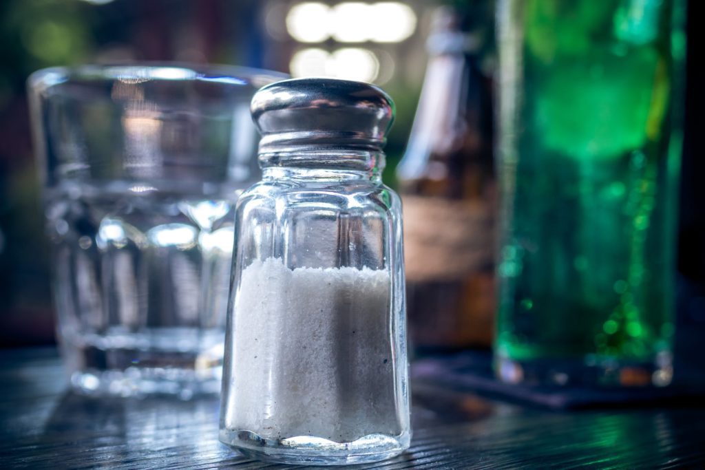 Τι συμβαίνει στον οργανισμό σου όταν υπερκατανάλωνεις αλάτι