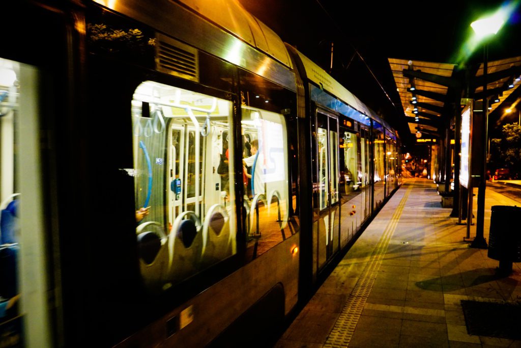 Επαναφορά νυχτερινών δρομολογίων σε μετρό και τραμ κάθε Παρασκευή και Σάββατο