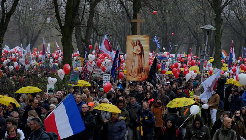 Ολλανδία: Χιλιάδες στους δρόμους κατά των περιορισμών για τoν κορονοϊό 