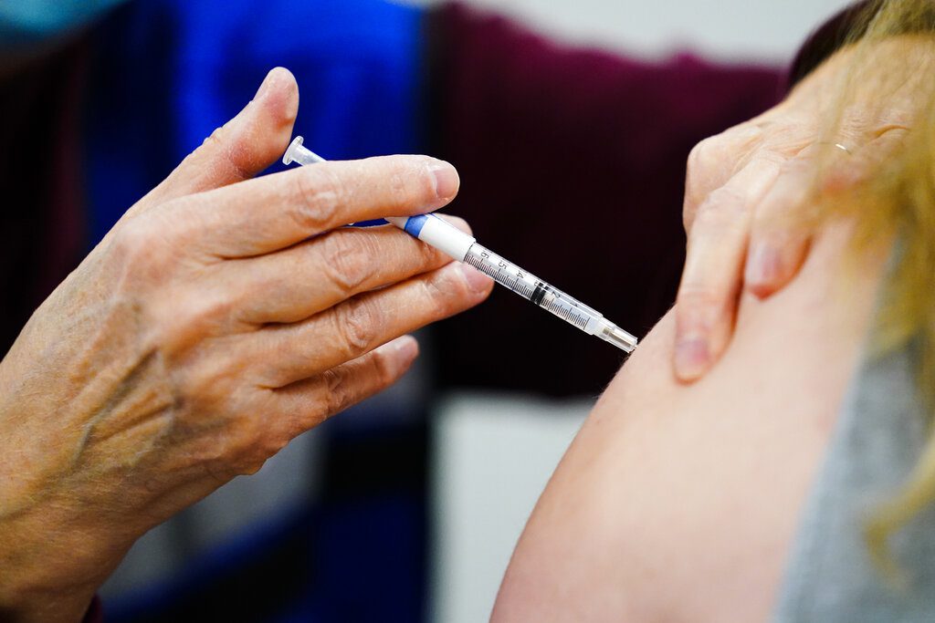 Μόσιαλος: Η 3η δόση εμβολίου είναι αποτελεσματική έναντι της Όμικρον