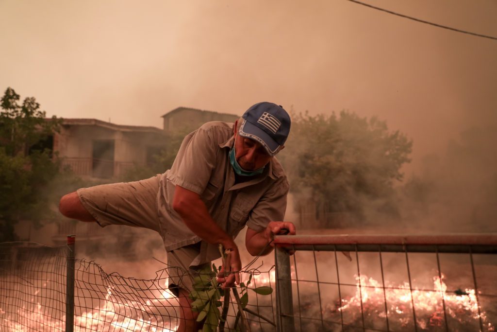 Με «ασπίδα» υφυπουργούς και δικαιολογίες ο Μητσοτάκης στη Βόρεια Εύβοια