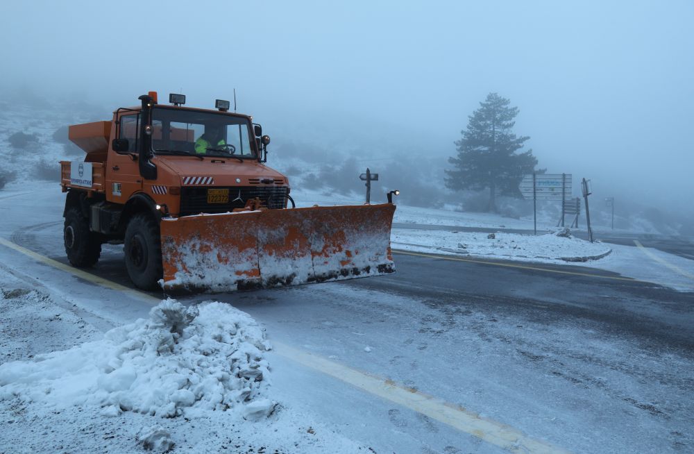 Κακοκαιρία «Κάρμελ»: Διακοπή κυκλοφορίας λόγω χιονιού σε σημεία των Αχαρνών, της λεωφόρου Φυλής και της Πάρνηθας