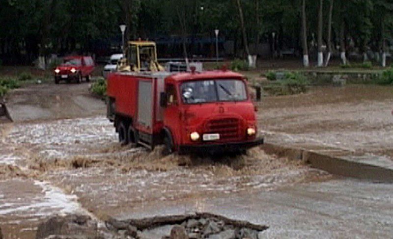 Θεσσαλονίκη: H Πυροσβεστική διέσωσε τρεις νεαρούς που εγκλωβίστηκαν με ΙΧ σε χείμαρρο