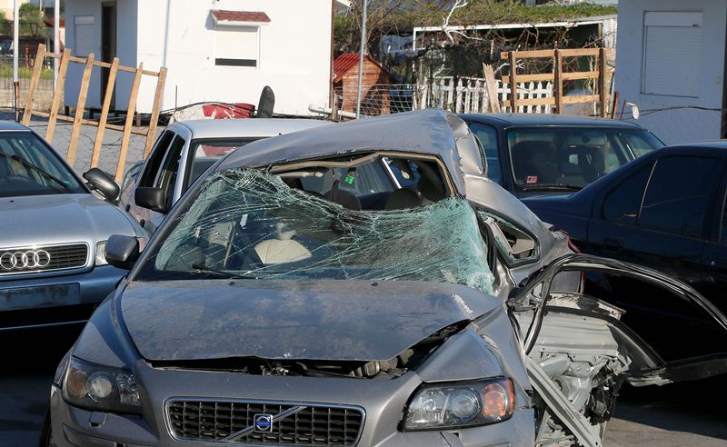 Θεσσαλονίκη: Δύο IX συγκρούστηκαν και έπεσαν σε σταθμευμένα αυτοκίνητα – Ένας ελαφρά τραυματίας