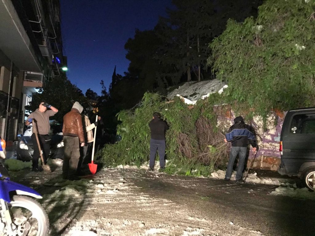 Ο Ρουβίκωνας υποκαθιστά τον ανύπαρκτο Δήμο Αθηναίων και ανοίγει δρόμους στα Εξάρχεια (Photos – Video)