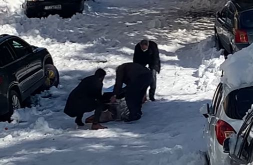 Ζωγράφου: Σέρνουν φέρετρο πάνω στο χιόνι (Video) - Documento