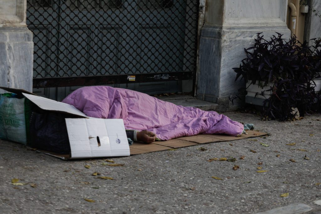 Ο Δήμος Αθηναίων ανοίγει θερμαινόμενες αίθουσες για τους αστέγους