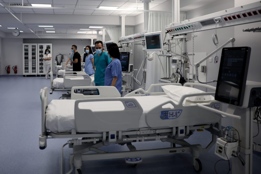 17 ασθενείς σε φορεία στο Κρατικό Νίκαιας- Δεν τους δέχονται τα ιδιωτικά νοσοκομεία