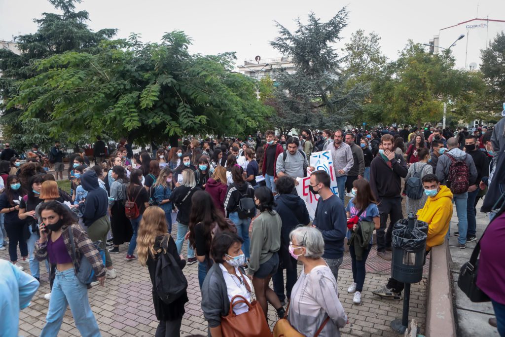 Νέα επίθεση φασιστών στο ΕΠΑΛ Ευόσμου: Κατέβασαν πανό που ζητούσε «μόρφωση και υγεία»