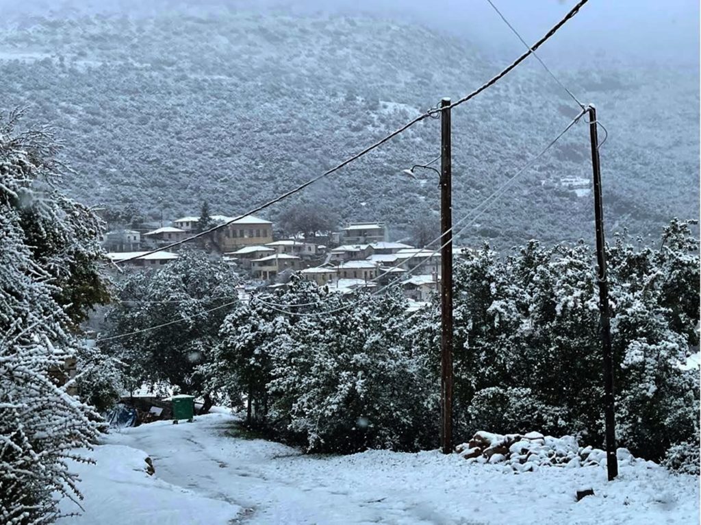 Καιρός: Το χιόνι έφτασε και το ένα μέτρo στα Τρίκαλα – Που χρειάζονται αλυσίδες