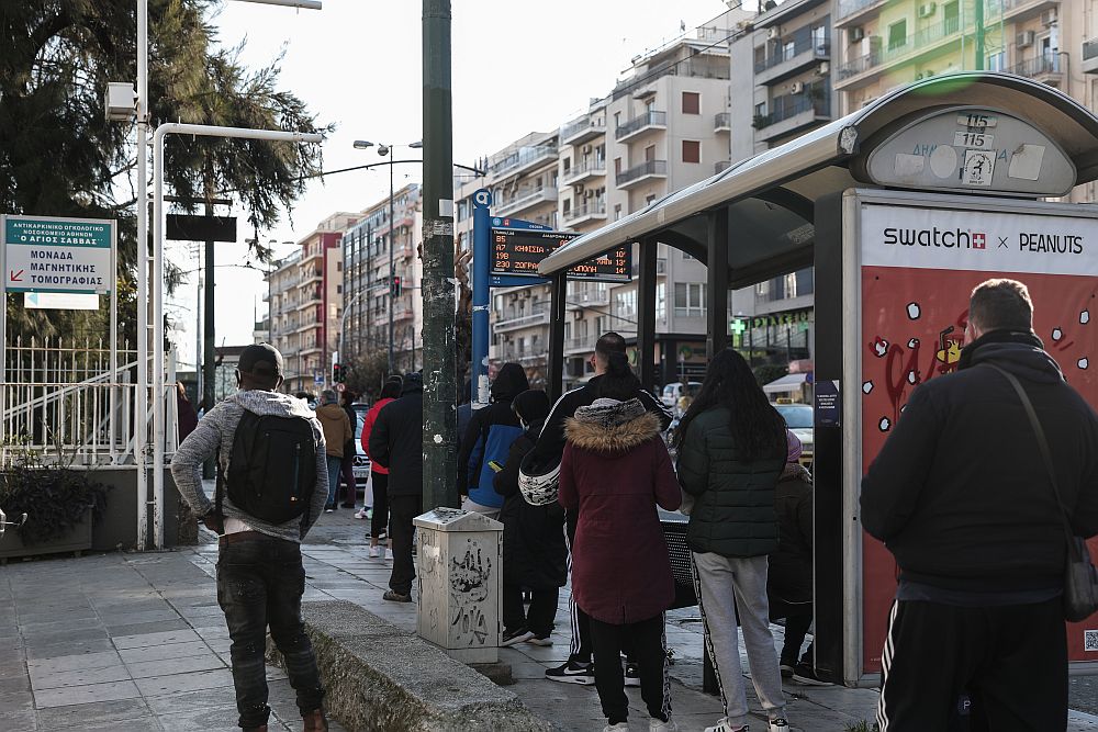 Κορονοϊός – Μετάλλαξη Όμικρον: Τεράστιες ουρές από το πρωί για ένα τεστ (Video)