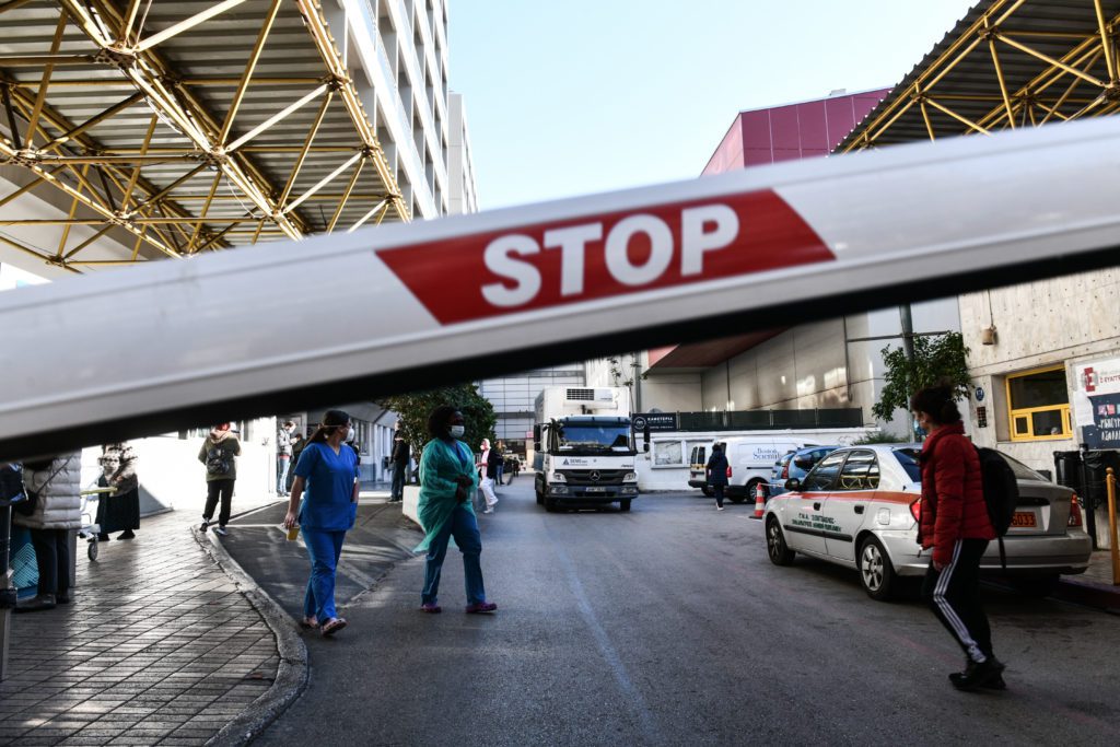 Κορονοϊός: Με 10.000 λιγότερο προσωπικό τα νοσοκομεία αναγκάζονται να αντιμετωπίσουν το 5ο κύμα της Πανδημίας