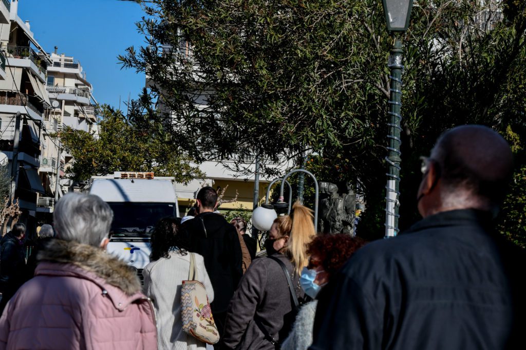 Χωρίς κανένα έλεγχο η πανδημία: 33.716 κρούσματα κορονοϊού, 70 νεκροί, 639 διασωληνωμένοι