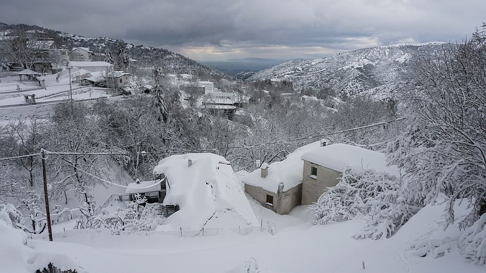 Καιρός: Χιονόνερο, χιόνια στα ορεινά και «τσουχτερό» κρύο