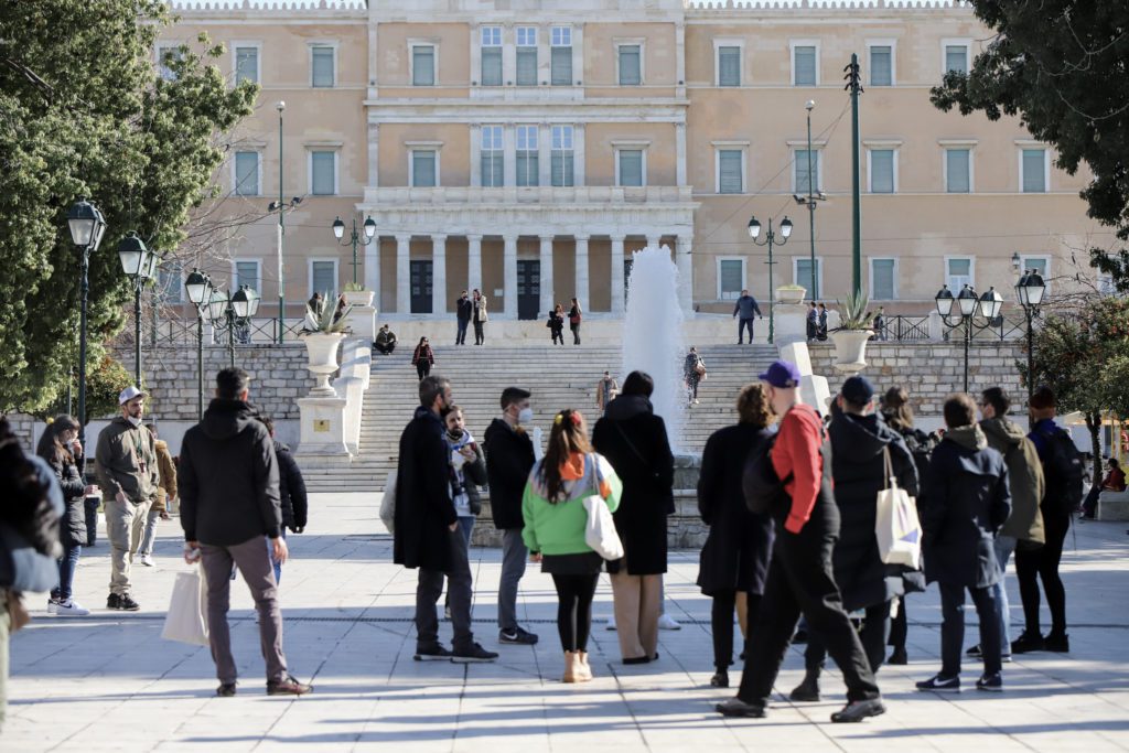 Κορονοϊός: Δε τους βγαίνει το αισιόδοξο σενάριο για τέλος της πανδημίας – Παραμένουν τα μέτρα, υψηλή η πίεση στο ΕΣΥ