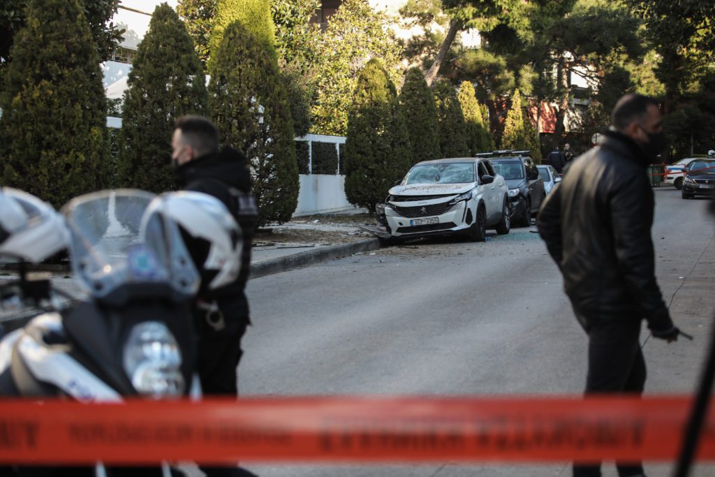 Συναγερμός στην ΕΛΑΣ: Έκρηξη σε συγκρότημα πολυκατοικιών στη Γλυφάδα – Ζημιές σε αυτοκίνητα (Photos)