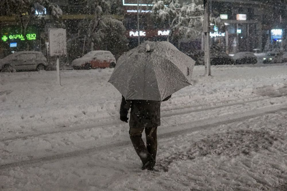 Καιρός: Από το μεσημέρι η ύφεση της χιονόπτωσης στην Αττική – Δείτε LIVE την εξέλιξη των φαινομένων