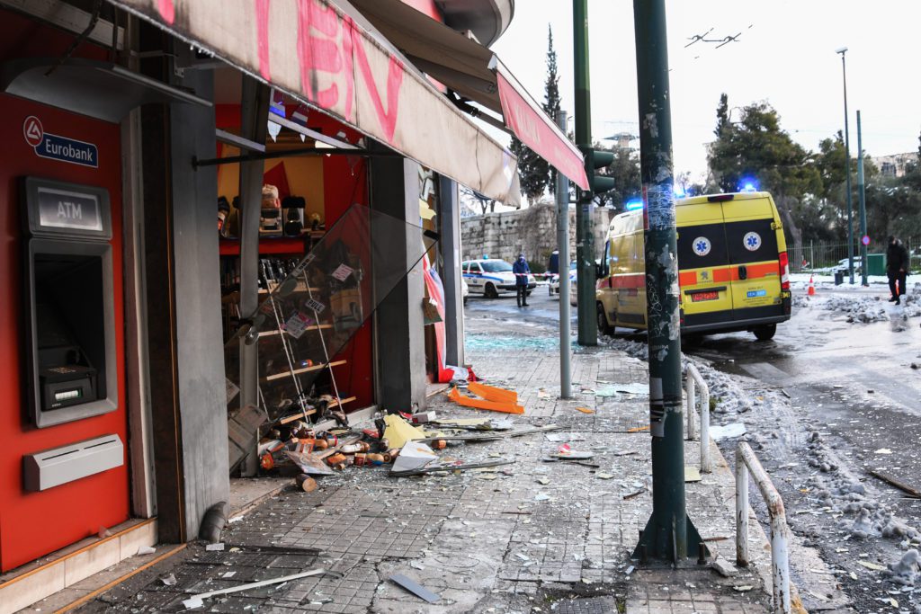 Βομβαρδισμένο τοπίο η Συγγρού: Ζημιές σε απόσταση 200 μέτρων – Ένας τραυματίας – Ποια σενάρια εξετάζονται (Photos – Video)