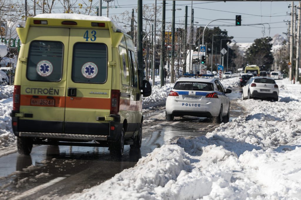 ΠΟΕΔΗΝ: Δεν μπορούν να παραλάβουν τους νεκρούς από τα νοσοκομεία λόγω χιονιού