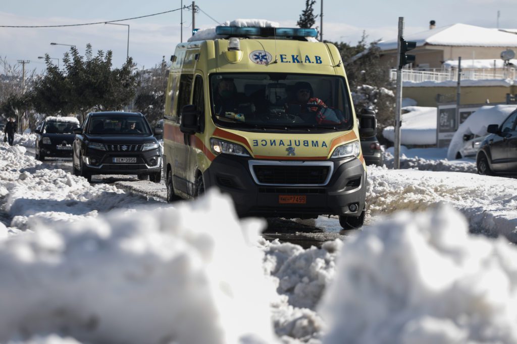 Παλεύουν με χιόνια και εκατόμβες νεκρών τα νοσοκομεία