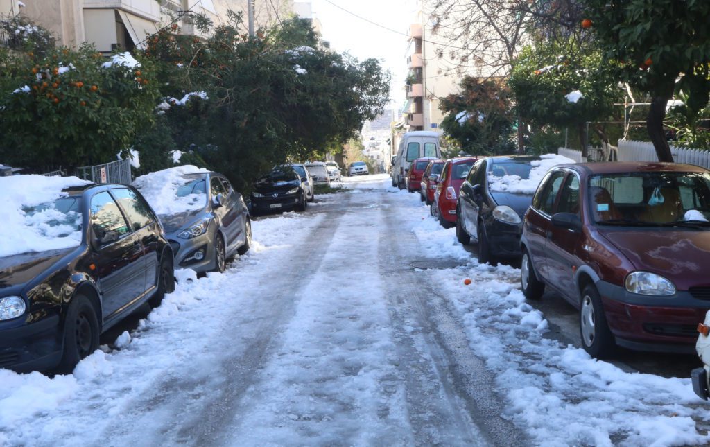 Κακοκαιρία «Ελπίδα»: Σταδιακή επιστροφή στην καθημερινότητα μετ’ εμποδίων – Δρόμοι… παγοδρόμια και οχήματα εγκαταλελειμμένα