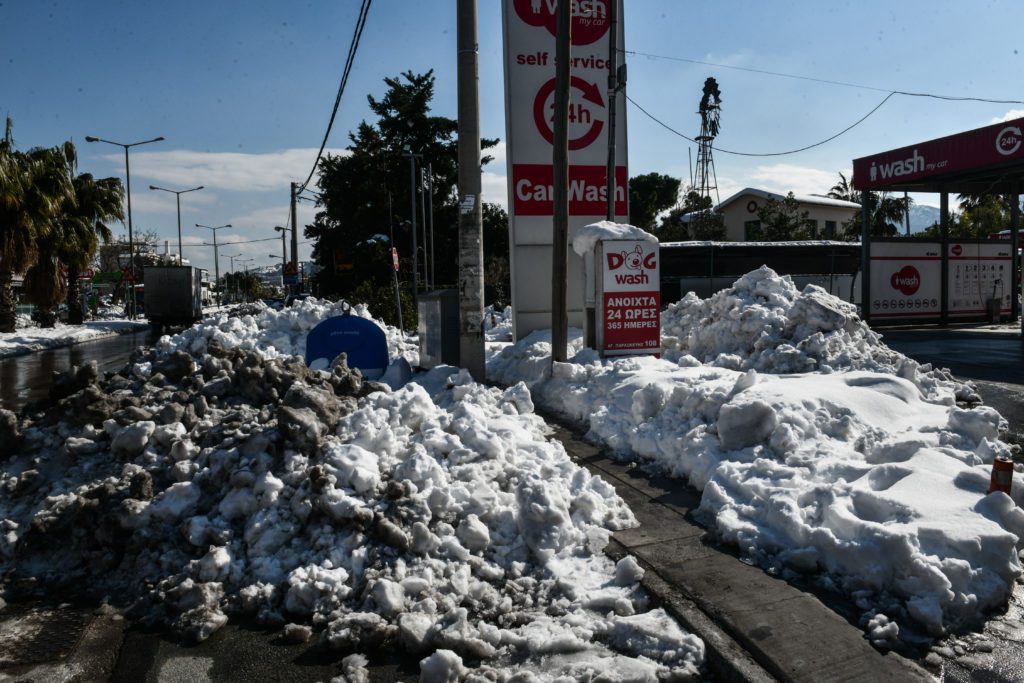 «Βυθισμένο» στο χιόνι παραμένει το Χαλάνδρι – Παραμένουν κλειστοί δρόμοι, προβλήματα στην ηλεκτροδότηση