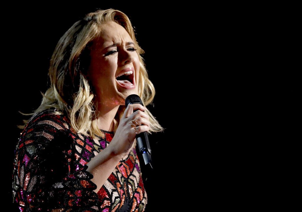 Adele: Βουρκωμένη η Βρετανίδα τραγουδίστρια ανακοινώνει την ακύρωση των συναυλιών της