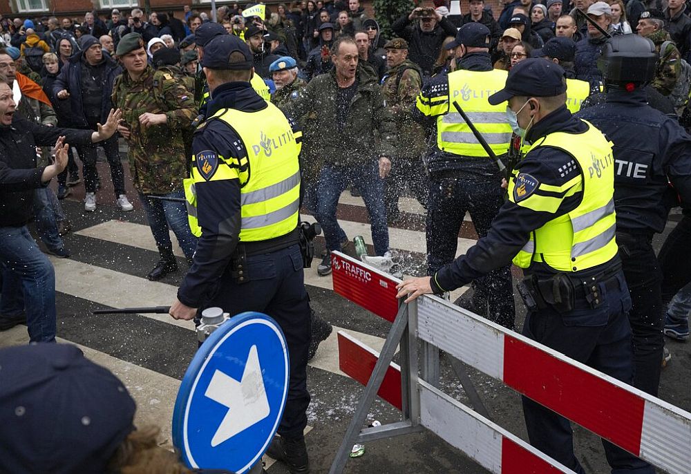 Σοκ στην Ολλανδία με τον αστυνομικό που δίνει εντολή σε σκύλο να επιτεθεί με μανία σε διαδηλωτή (Video)