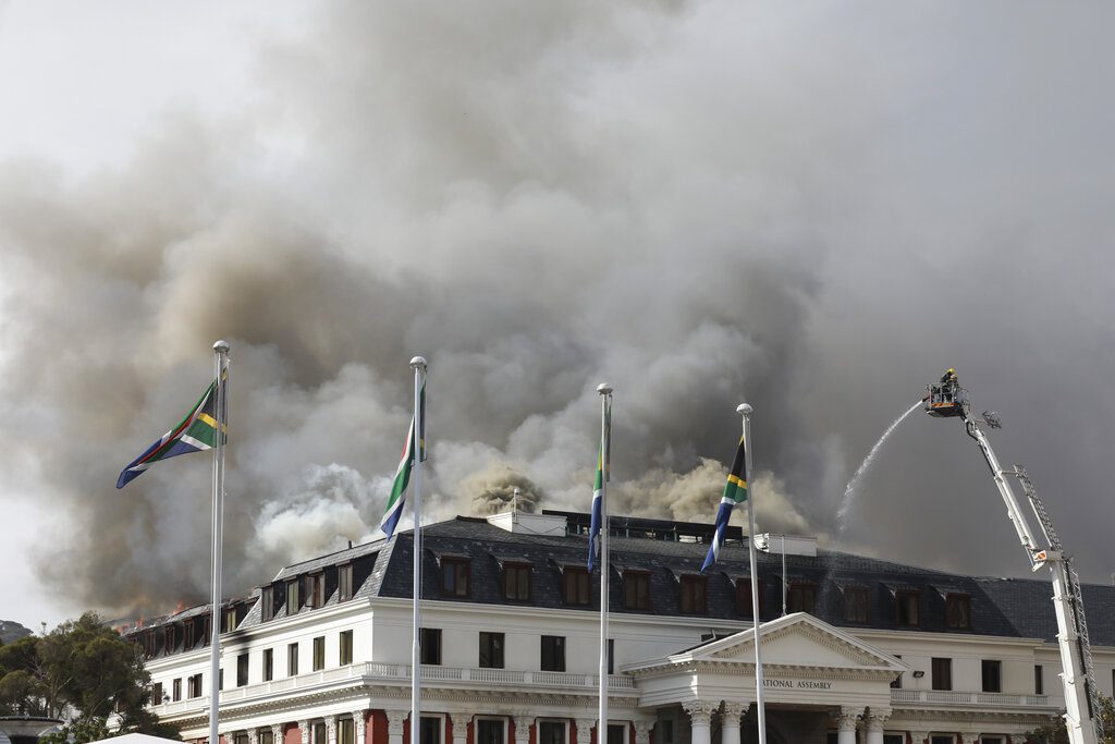 Νότια Αφρική: Εκτός ελέγχου ξανά η πυρκαγιά στο κοινοβούλιο
