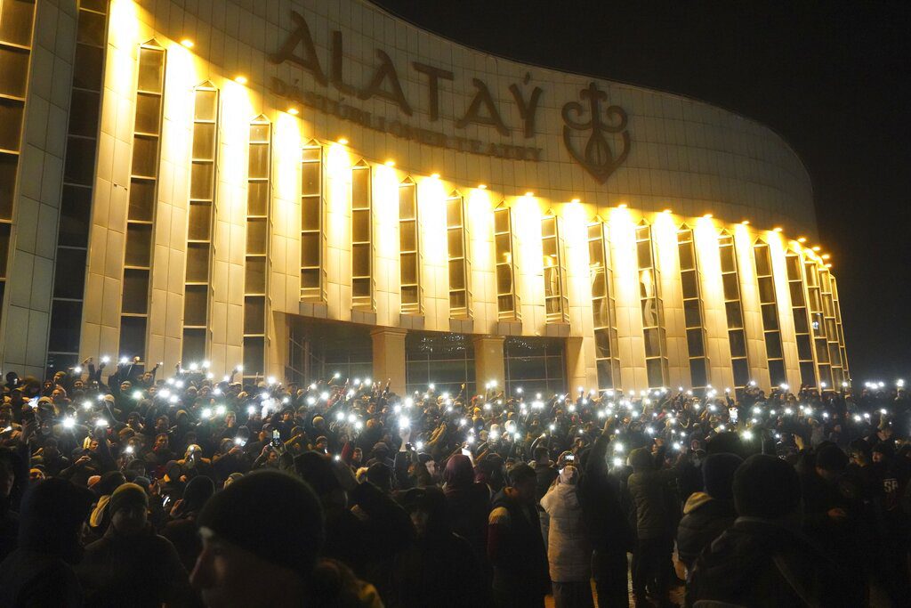 Καζακστάν: Οι διαδηλωτές κατέλαβαν το αεροδρόμιο του Αλμάτι και κυβερνητικά κτίρια